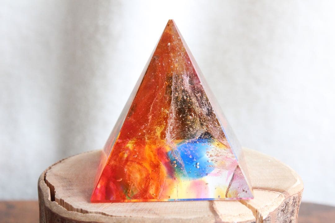 シエラネバダ産アンダラクリスタル　大きめピラミッド　マルチカラー