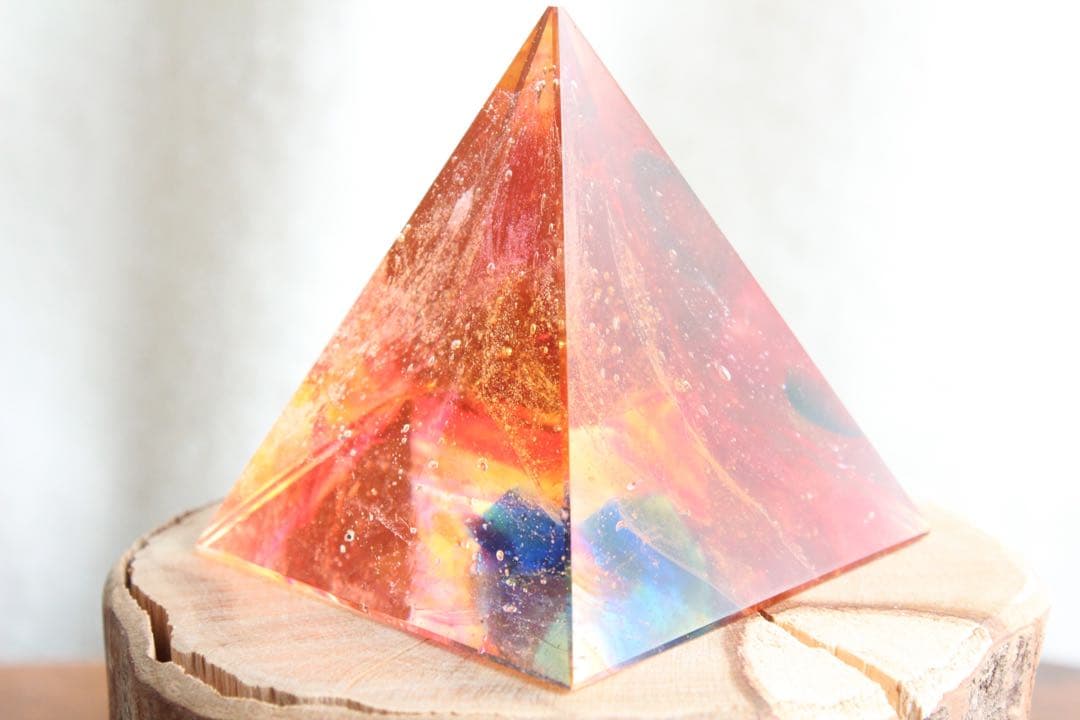 シエラネバダ産アンダラクリスタル　大きめピラミッド　マルチカラー