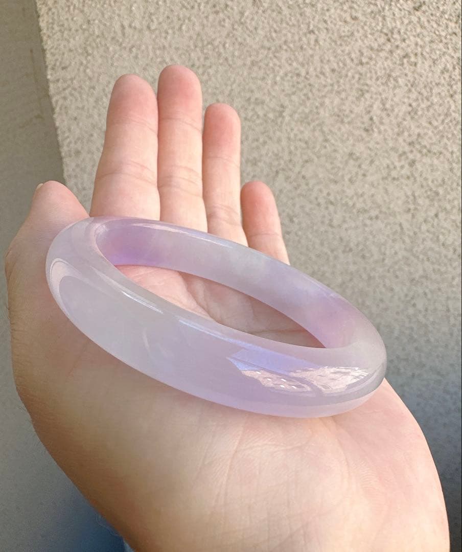 透明感のある薄紫の翡翠ヒスイバングル