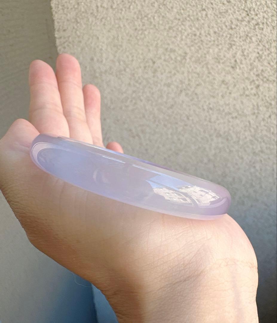 透明感のある薄紫の翡翠ヒスイバングル