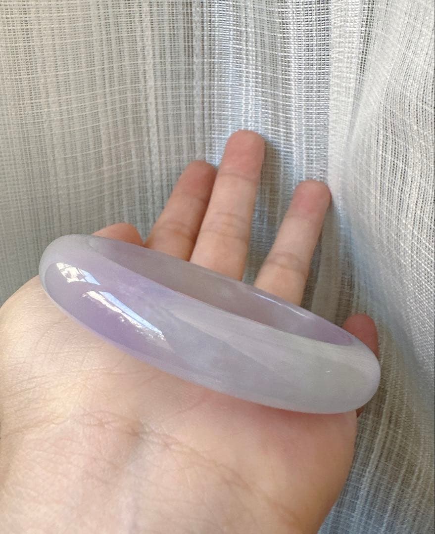 透明感のある薄紫の翡翠ヒスイバングル