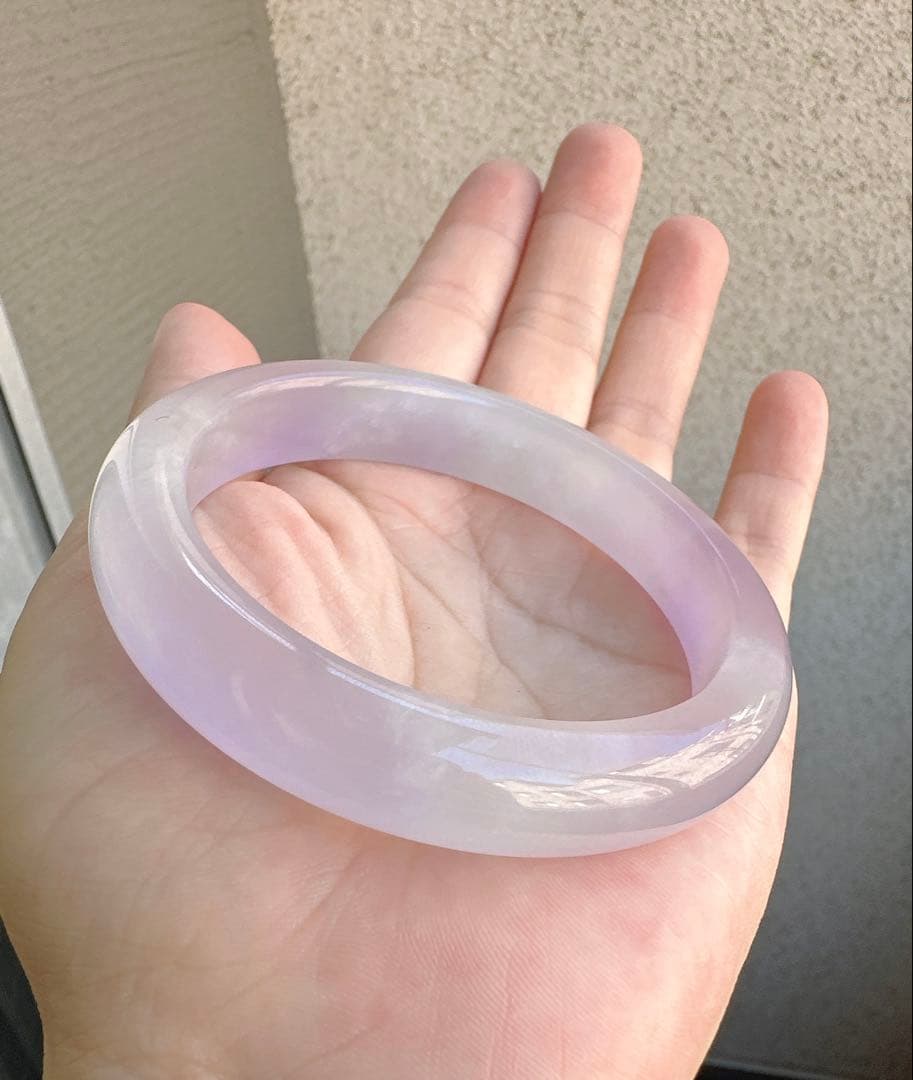 透明感のある薄紫の翡翠ヒスイバングル