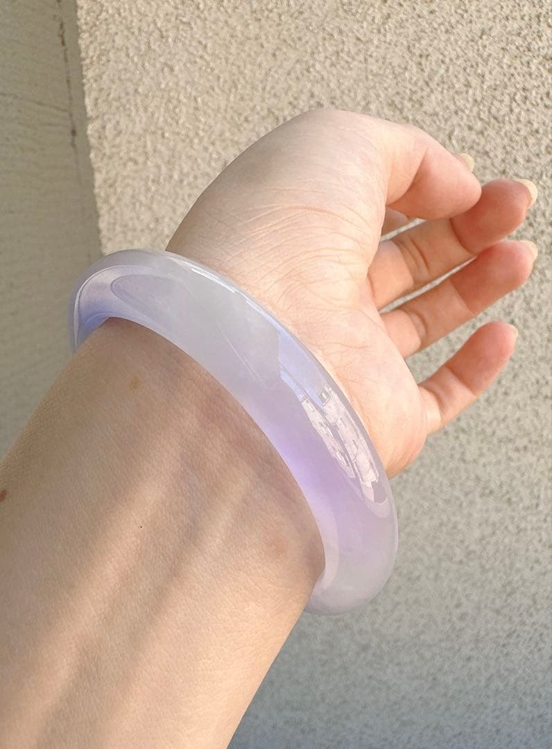 透明感のある薄紫の翡翠ヒスイバングル