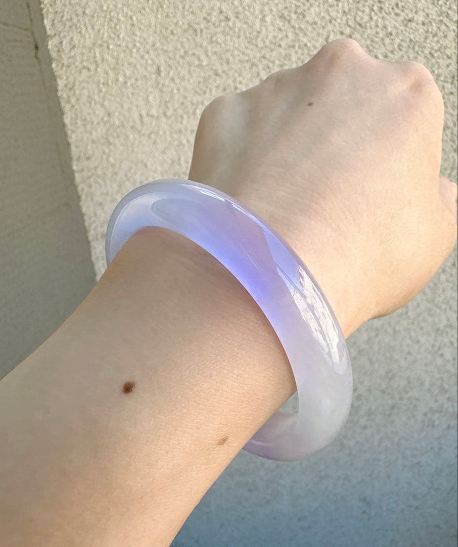 透明感のある薄紫の翡翠ヒスイバングル