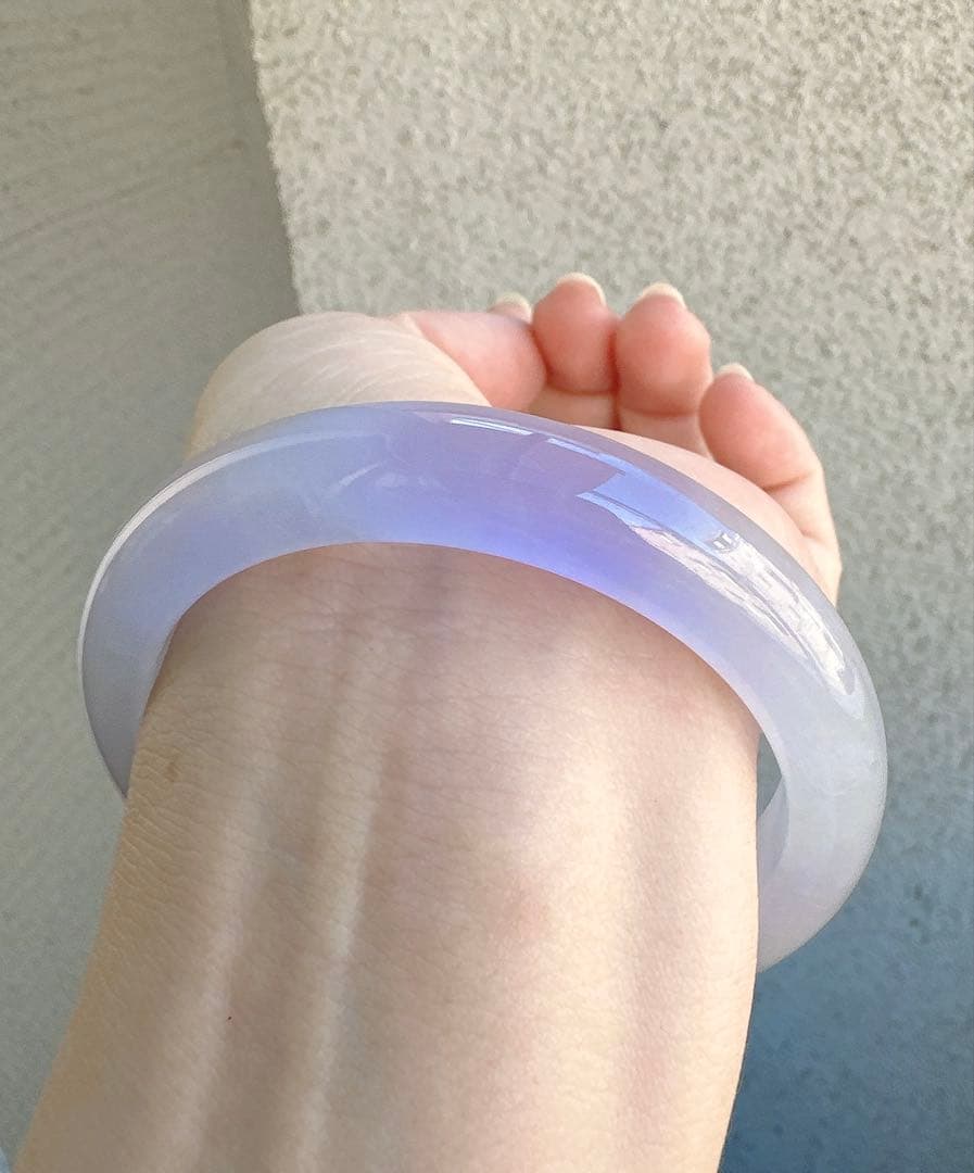 透明感のある薄紫の翡翠ヒスイバングル