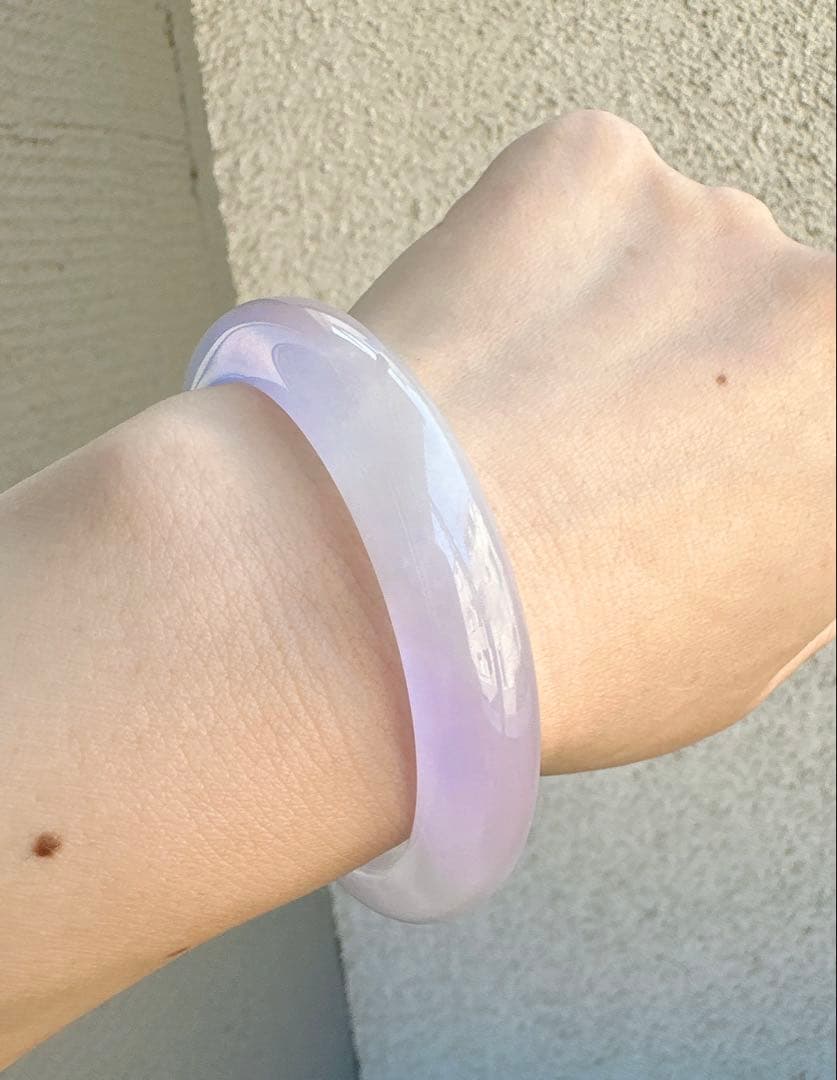 透明感のある薄紫の翡翠ヒスイバングル