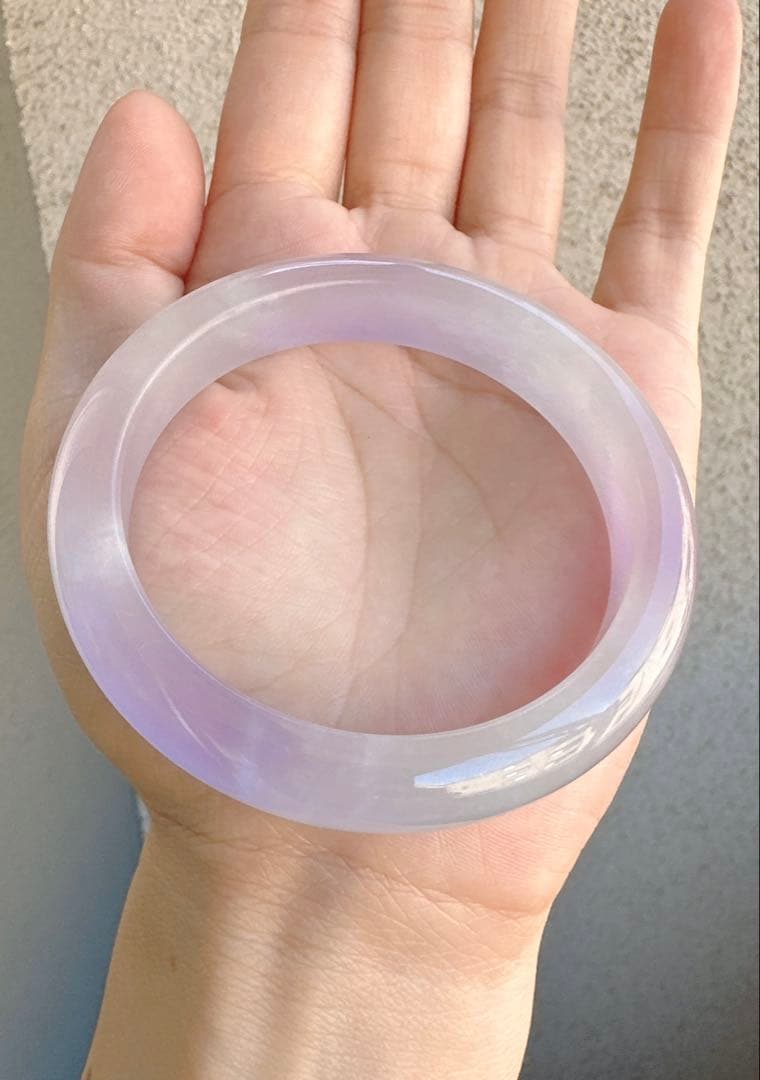 透明感のある薄紫の翡翠ヒスイバングル