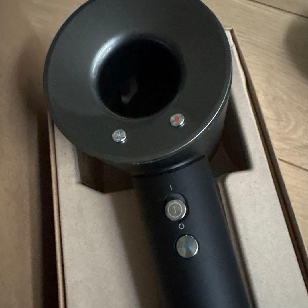 ダイソンドライヤー　【※写真-専用箱カバー付】