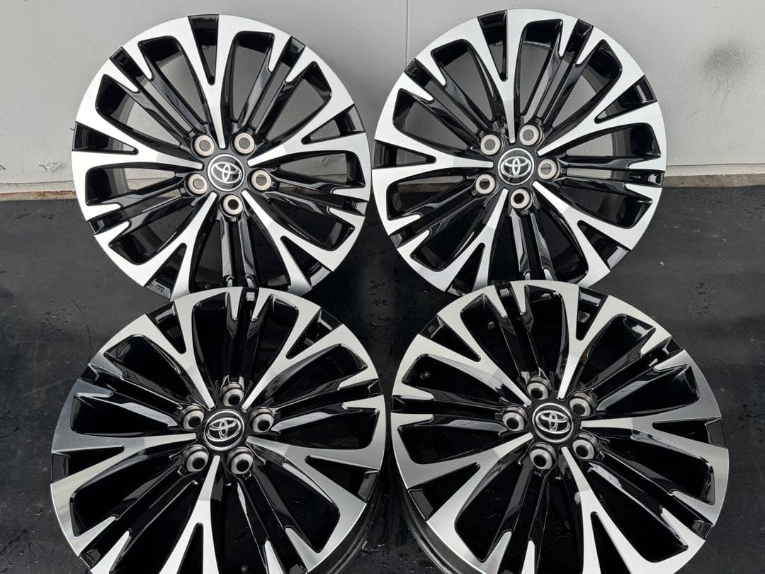 新車外し‼︎　ヤリスクロスZ 純正 18インチホイール　センターオーナメント付　②