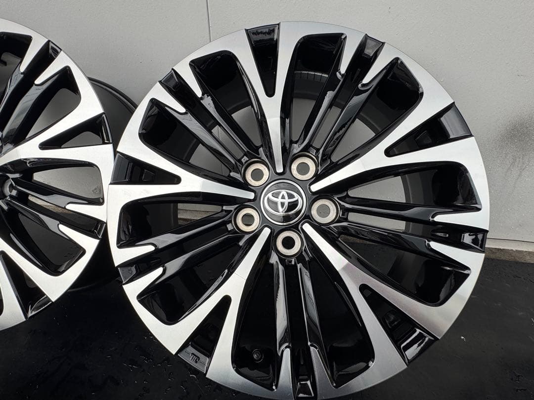 新車外し‼︎　ヤリスクロスZ 純正 18インチホイール　センターオーナメント付　②