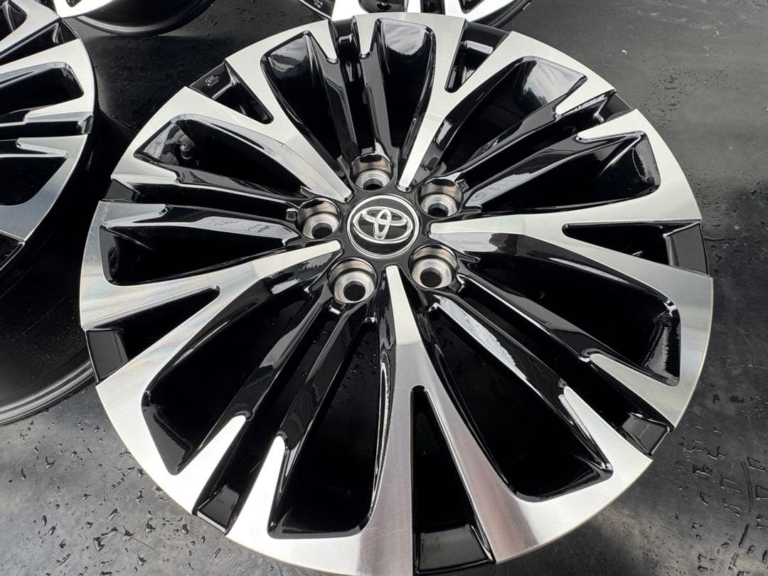 新車外し‼︎　ヤリスクロスZ 純正 18インチホイール　センターオーナメント付　②