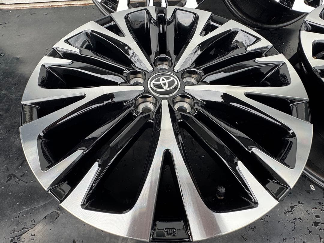 新車外し‼︎　ヤリスクロスZ 純正 18インチホイール　センターオーナメント付　②