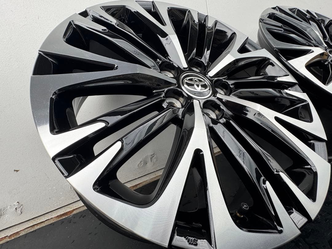 新車外し‼︎　ヤリスクロスZ 純正 18インチホイール　センターオーナメント付　②