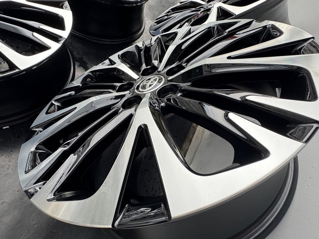 新車外し‼︎　ヤリスクロスZ 純正 18インチホイール　センターオーナメント付　②