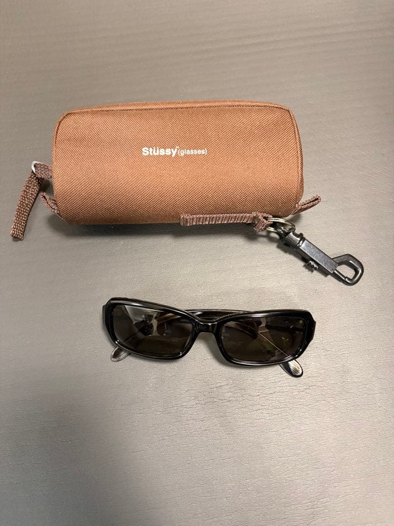 Stussy スクエア型 ブラックサングラス ケース付き