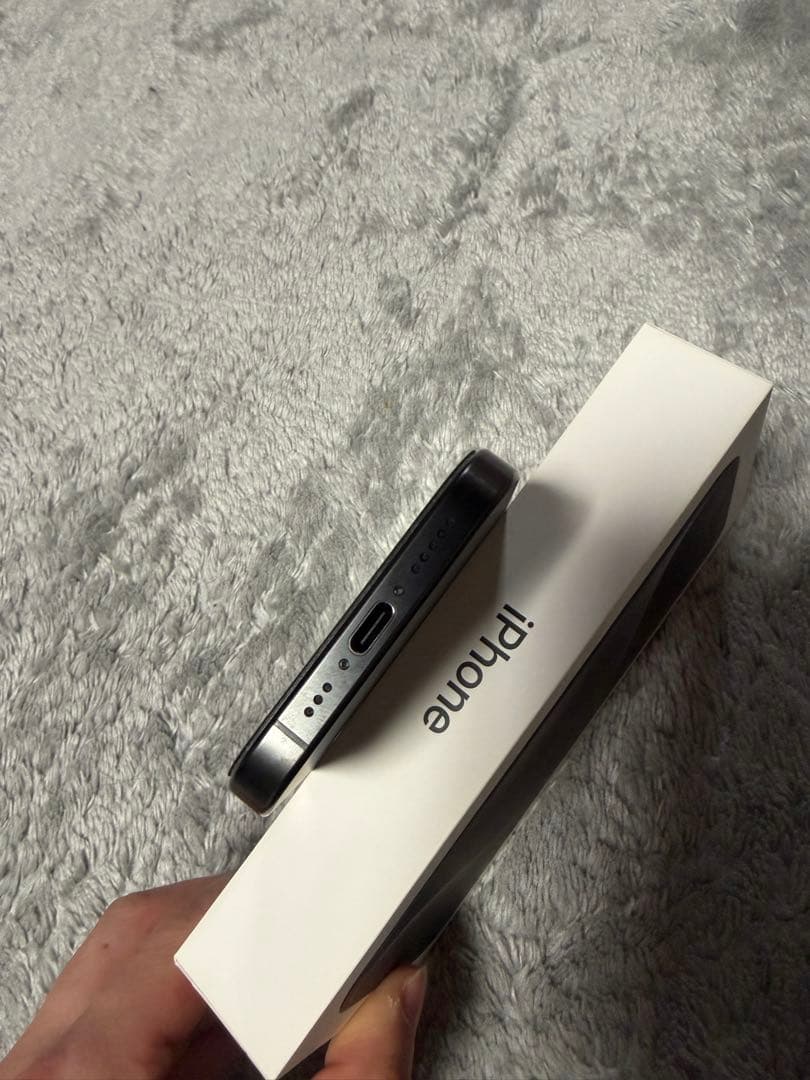 【美品】iPhone15Pro ブラックチタニウム　256GB