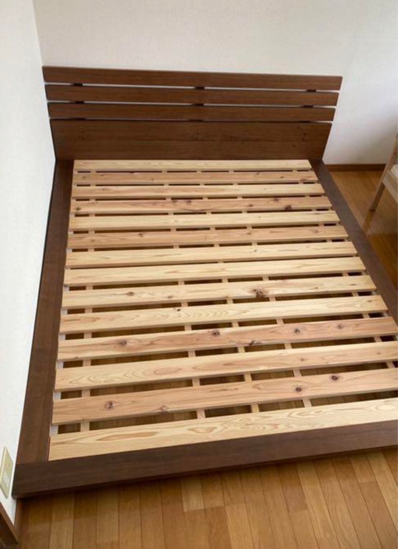 アクタス　木製クイーンベッドフレーム ダークブラウン