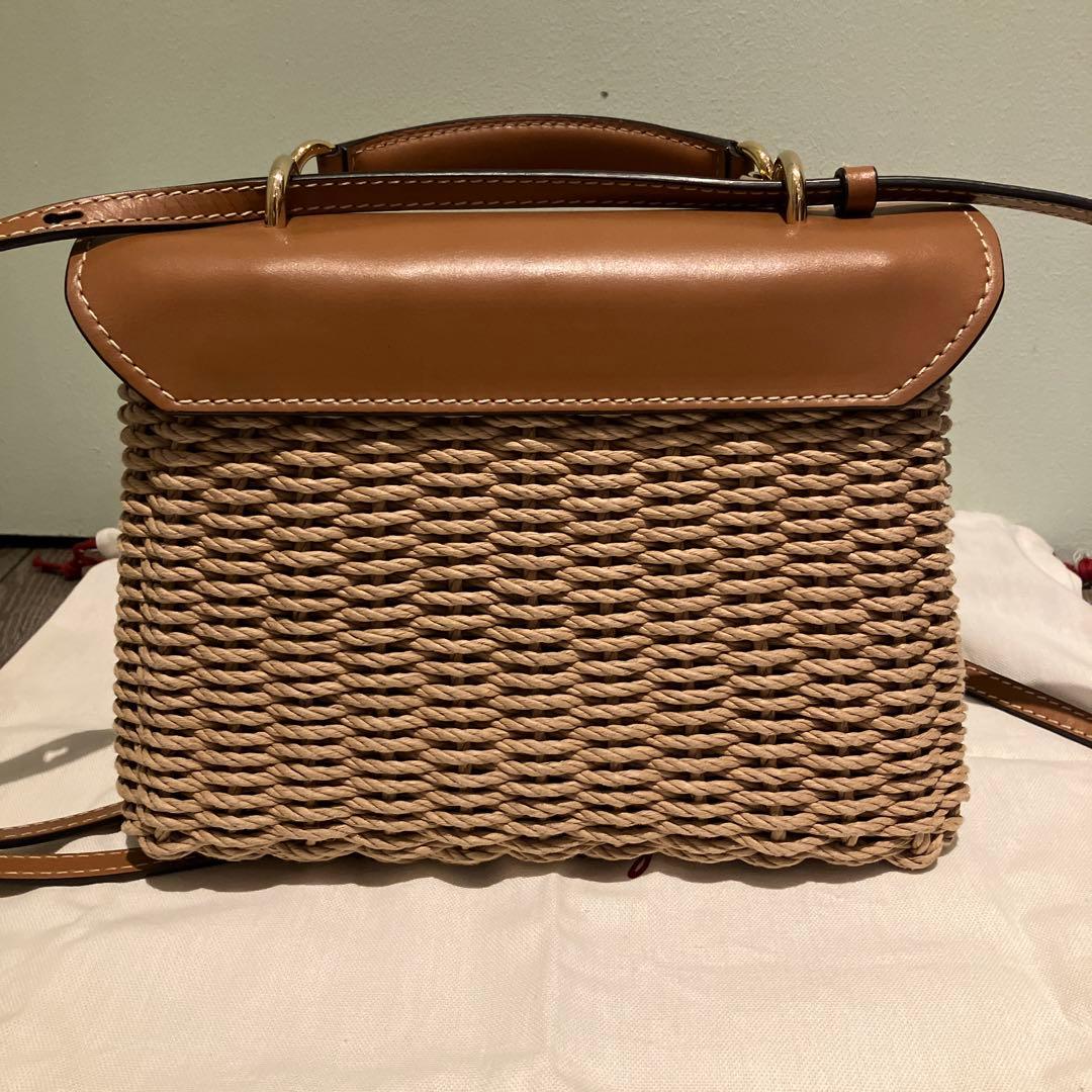 美品　フェラガモ　カゴバック