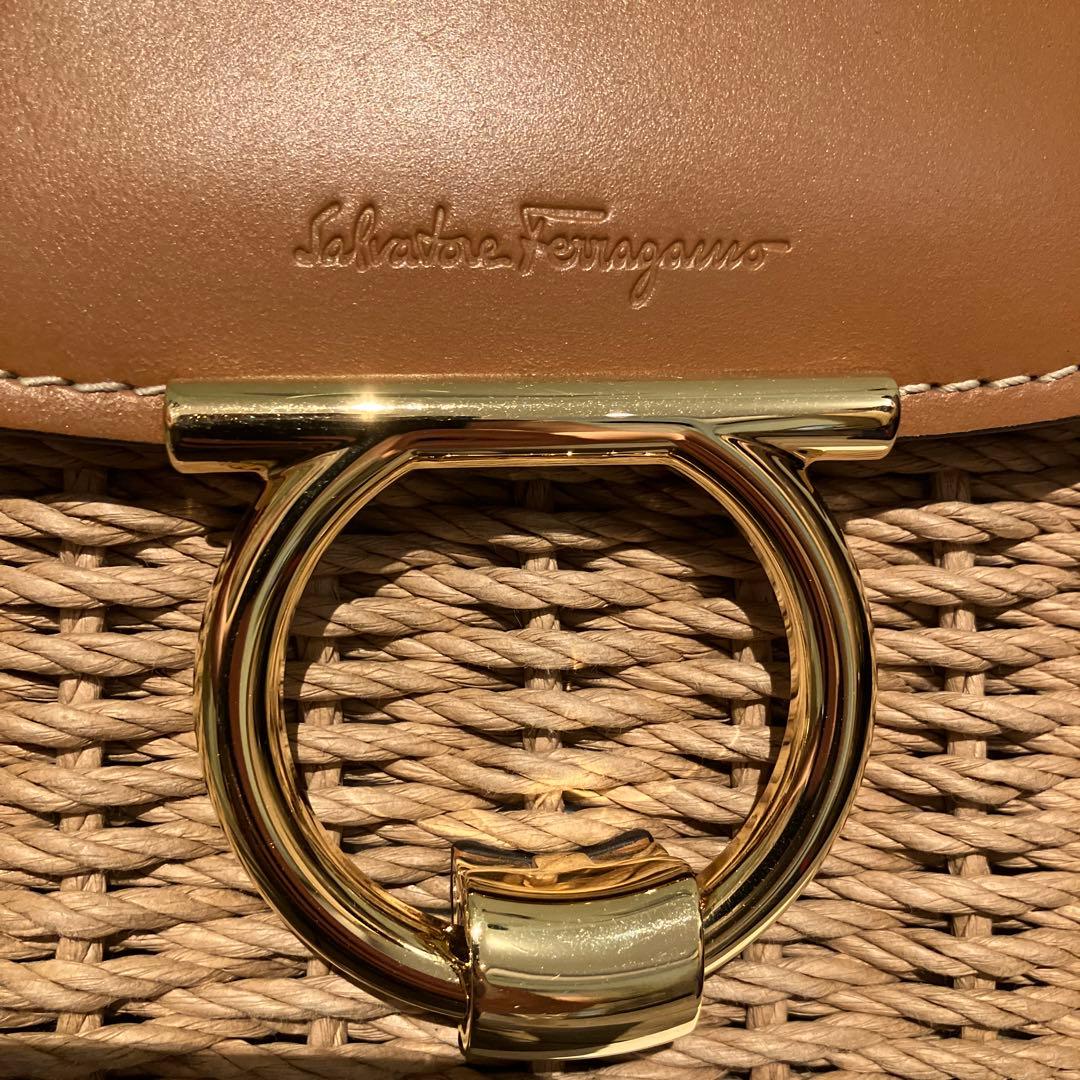 美品　フェラガモ　カゴバック