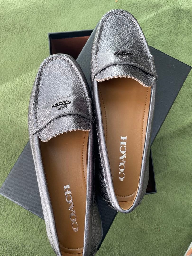 みこちゃん　COACH シルバー ローファー