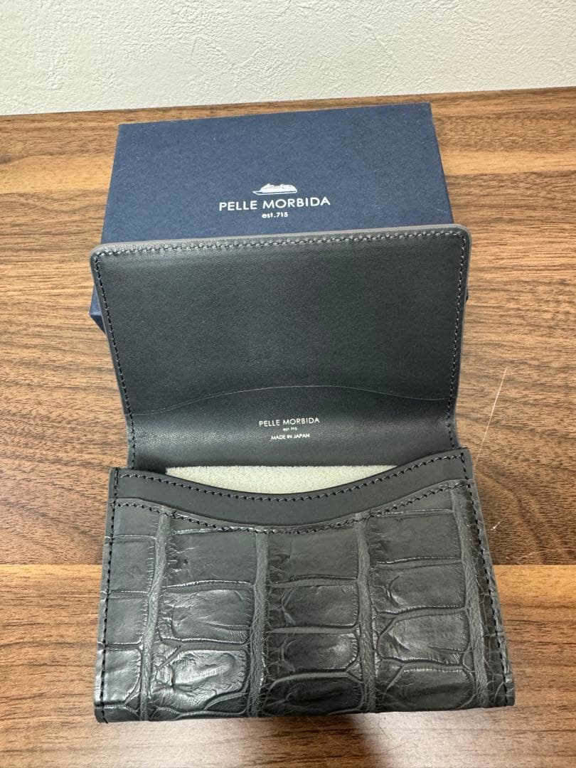 Pelle Morbida ワニ革 名刺入れ　グレーPMO-CRS011