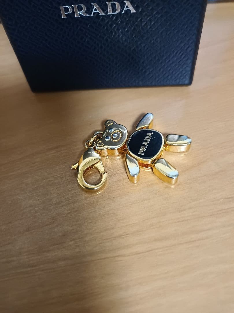 PRADA クマ型チャーム ゴールド