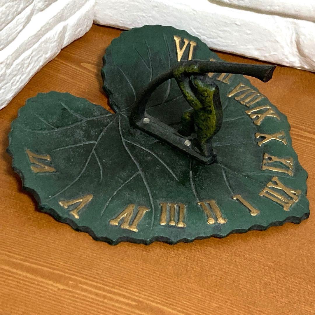 葉っぱにカエル　日時計