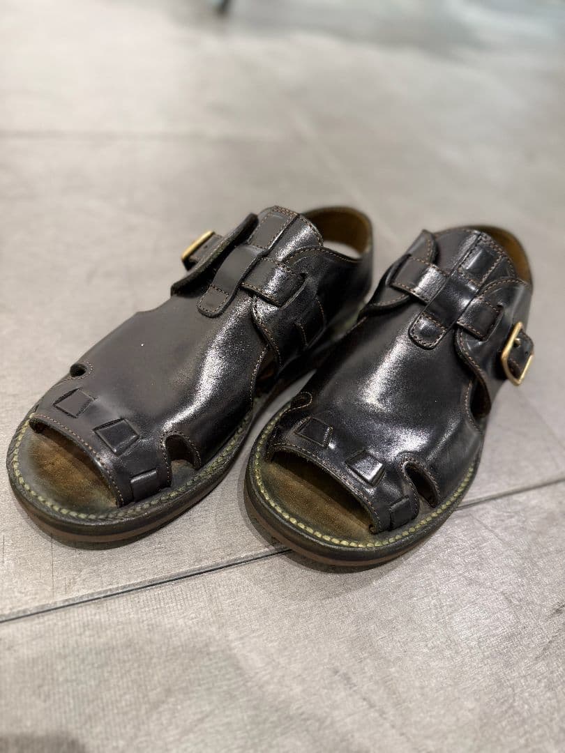 SUS-SOUS（シュス） ／ BELTED SANDALS