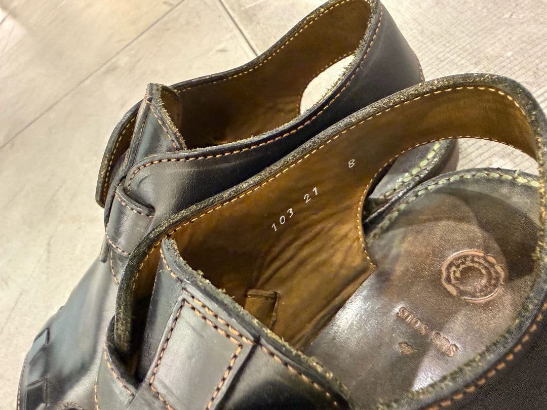 SUS-SOUS（シュス） ／ BELTED SANDALS