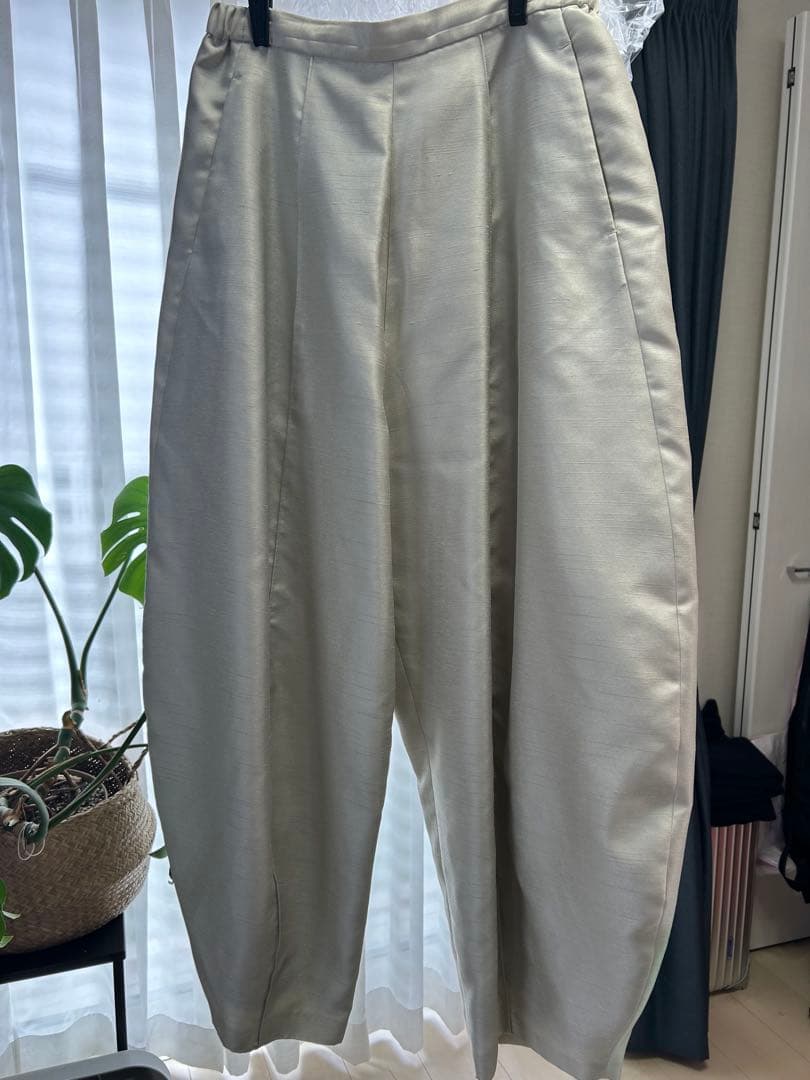 ETRE TOKYO ウエストコードシャンタンカーブパンツ