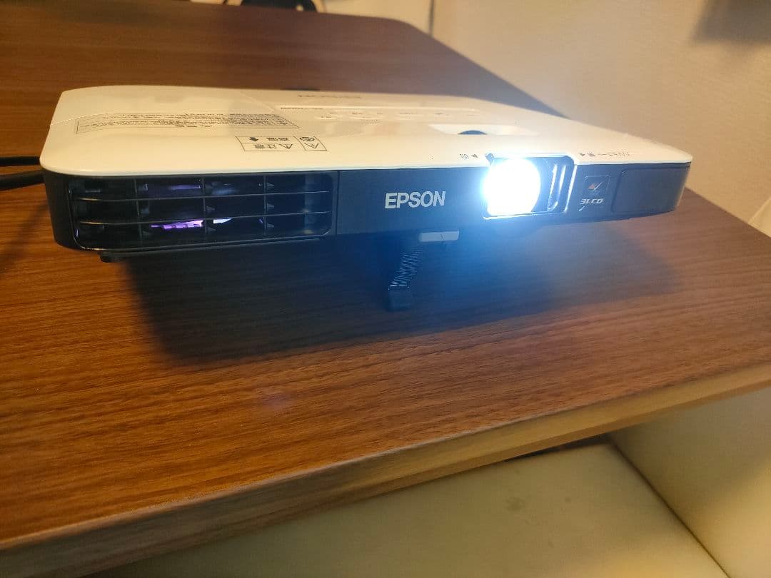 EPSON プロジェクター(EB-1780W) 本体と付属品