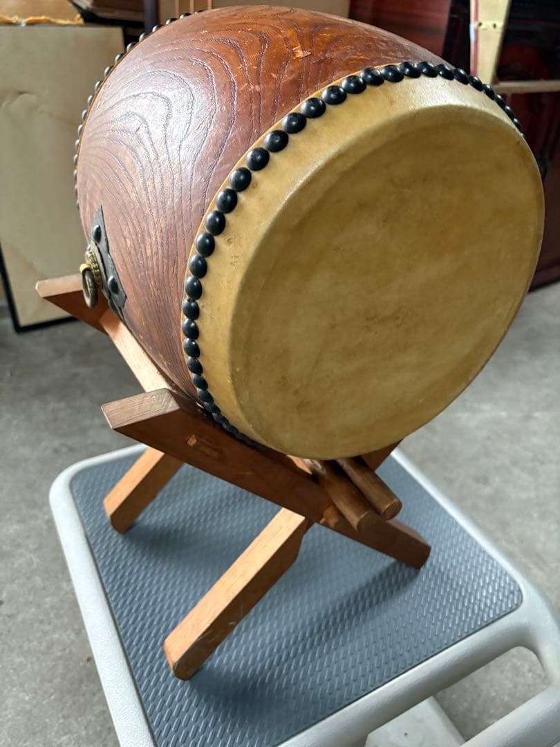 初出　和太鼓　長胴太鼓　伝統和楽器　けやき材くり抜き　台座、バチ2組付き