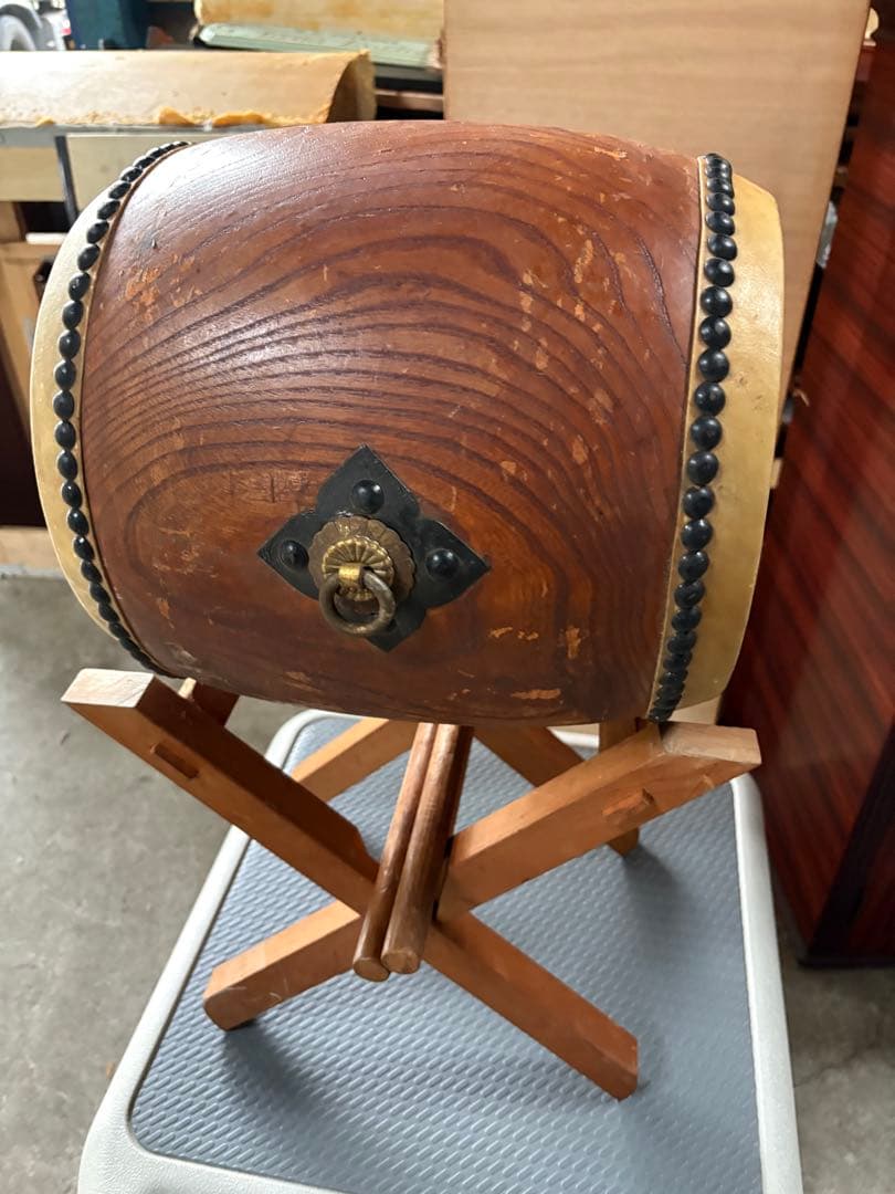 初出　和太鼓　長胴太鼓　伝統和楽器　けやき材くり抜き　台座、バチ2組付き