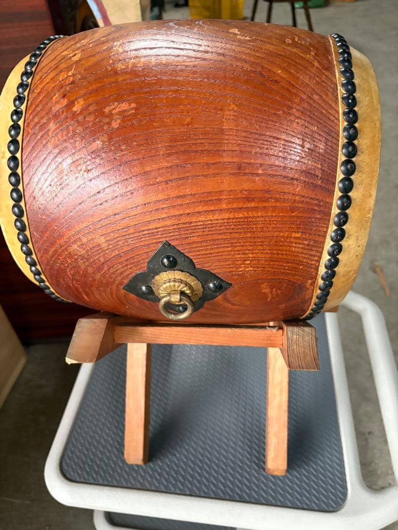 初出　和太鼓　長胴太鼓　伝統和楽器　けやき材くり抜き　台座、バチ2組付き