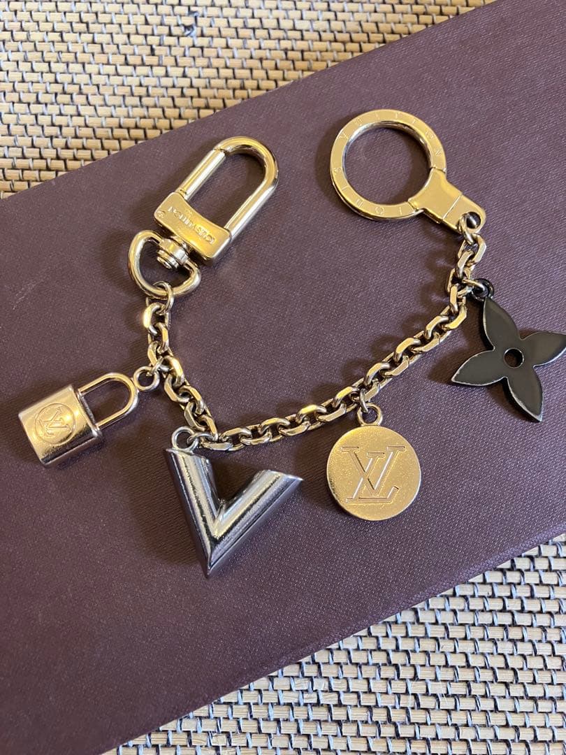 ルイヴィトン チェーン　カレイド Vホルダー キーホルダー チャーム