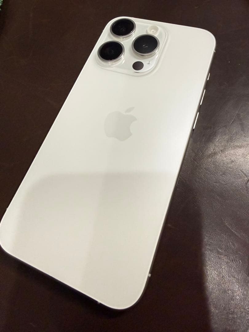 Apple iPhone 15 Pro ホワイトチタニウム　値下げ