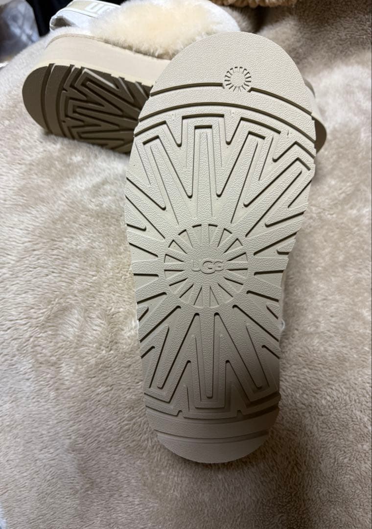 【新品 未使用】UGG ベージュ ファー サンダル