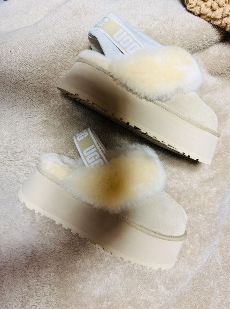 【新品 未使用】UGG ベージュ ファー サンダル