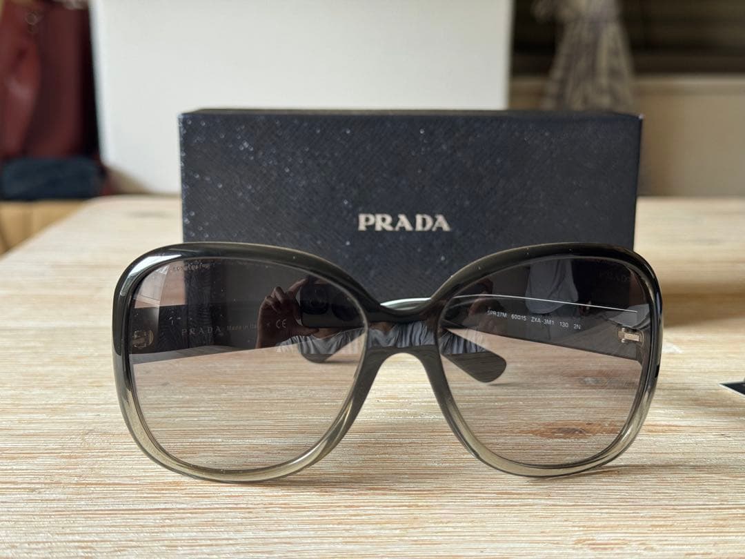 PRADA グレー オーバーサイズ サングラス