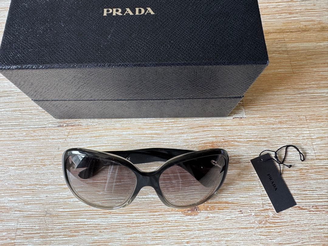 PRADA グレー オーバーサイズ サングラス