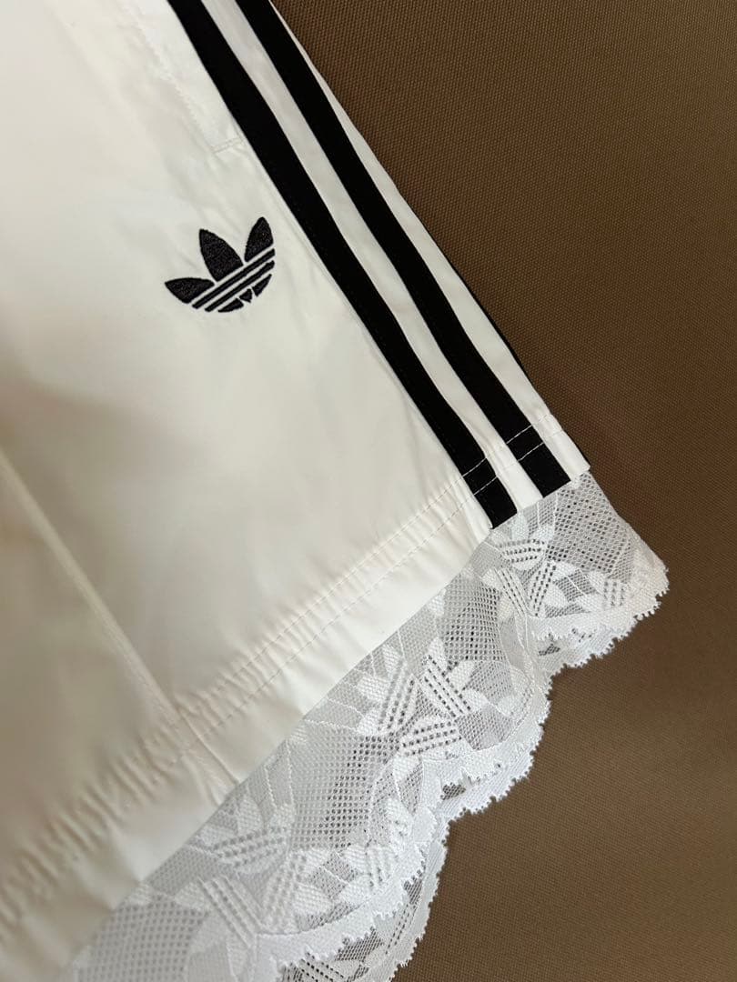 ZOZO限定 adidas レース トリム スリーストライプス パンツ