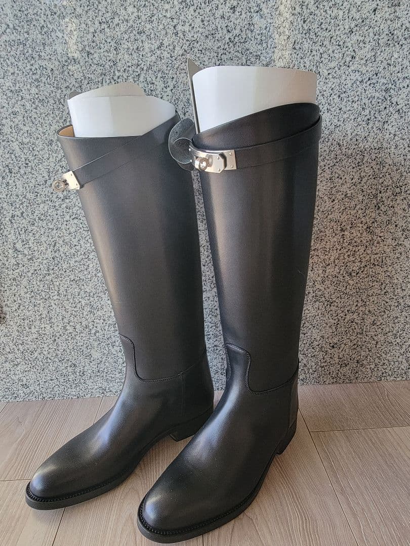 のん　HERMES ブーツ 『ジャンピング』