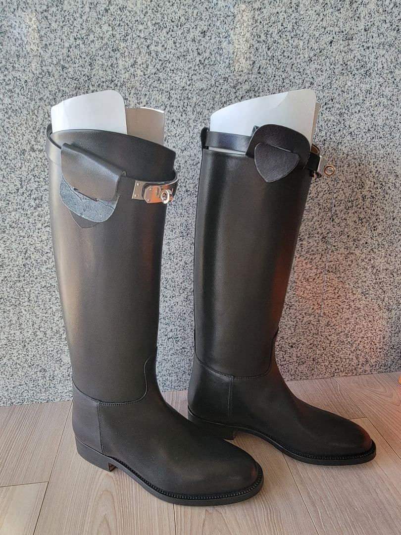 のん　HERMES ブーツ 『ジャンピング』