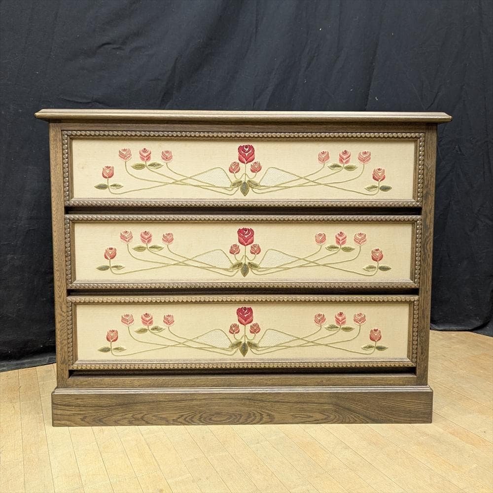 神戸洋家具　伊藤家具　刺繍　リビングチェスト　箪笥　タンス　チェスト　引き出し