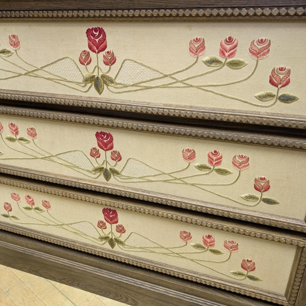 神戸洋家具　伊藤家具　刺繍　リビングチェスト　箪笥　タンス　チェスト　引き出し