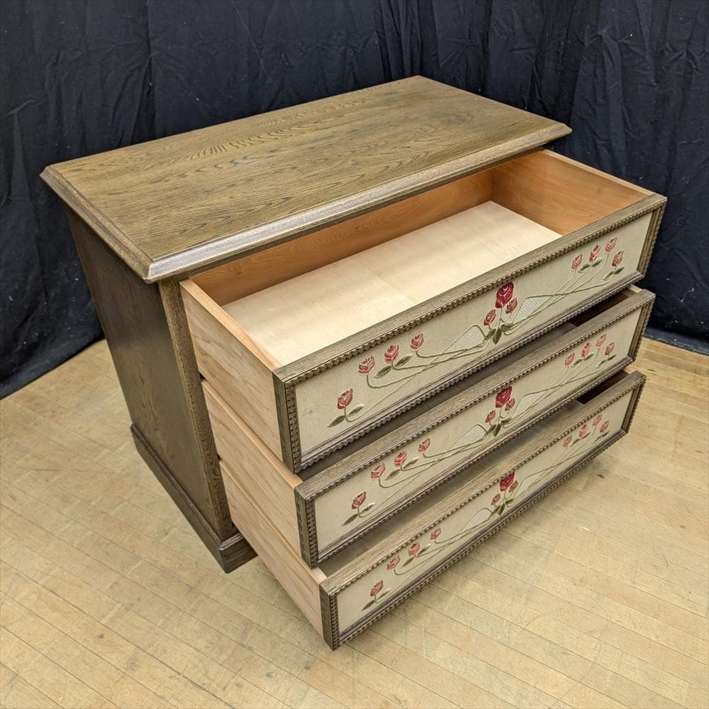 神戸洋家具　伊藤家具　刺繍　リビングチェスト　箪笥　タンス　チェスト　引き出し