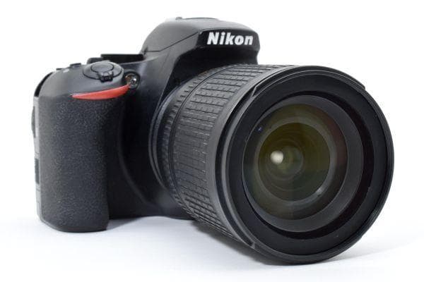 Nikon D5600 AF-S 18-135mmレンズセット　SDカード付