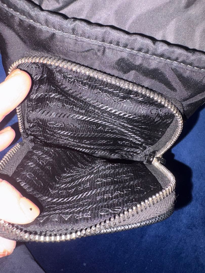 PRADA ブラック ショルダーバッグ　スマホショルダー　ショルダーの紐なし