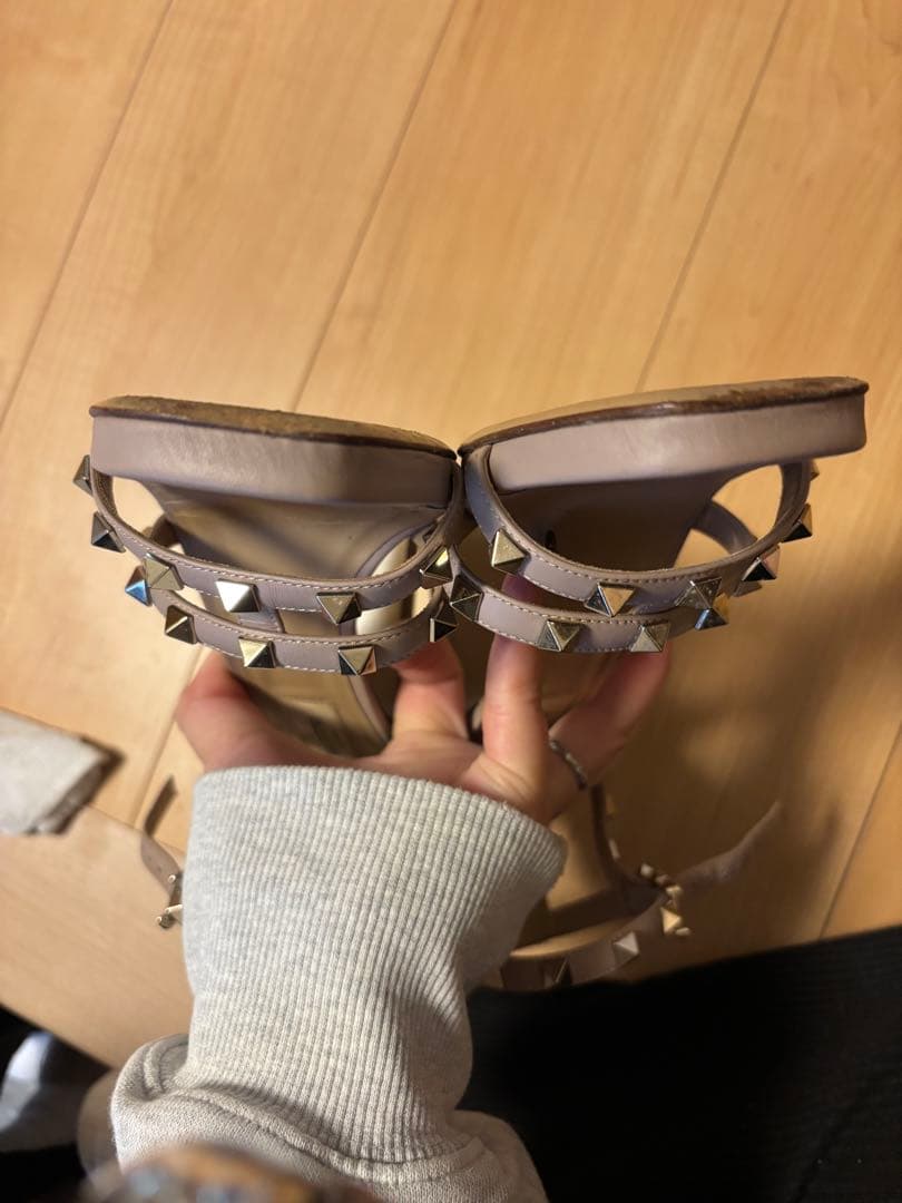 【美品】Valentino スタッズ付きベージュサンダル