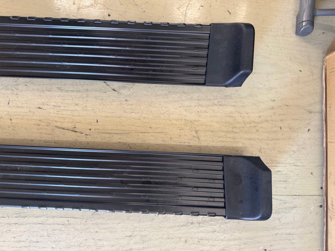 再再販ランドクルーザー70 GDJ76純正サイドステップ